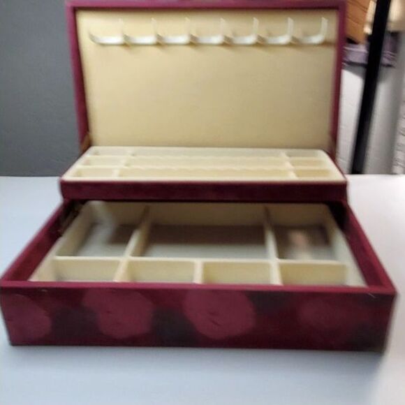 Hand-Painted Jewelry Box in Pink Roses and Green Leafs with a Brass knob - Picture 8 of 10